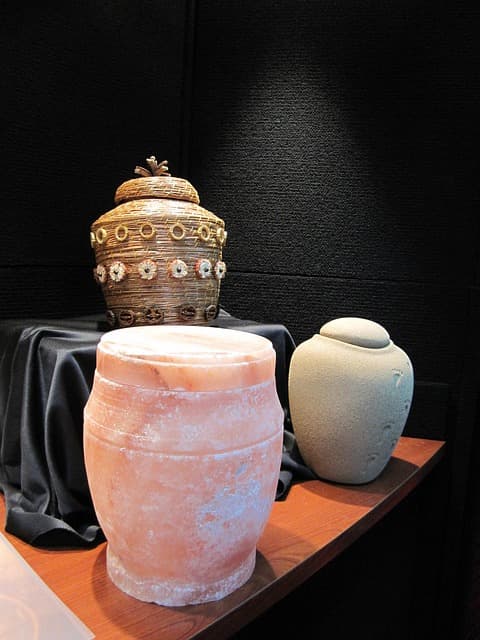 Cremation vs. Burial: Trends and Memorialization in 2025